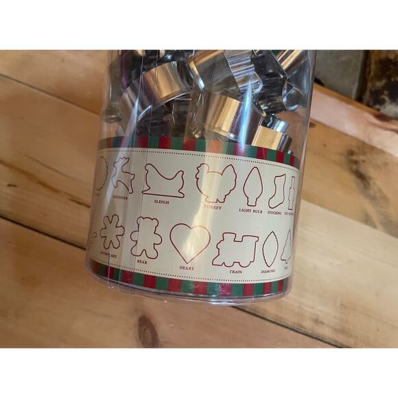 NEW! Wilton  30 count metal Holiday Cookie Cutters. Tree snowman stocking bell - Picture 3 of 3